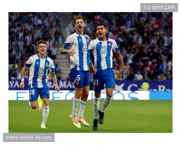 塞维利亚防守端沟通协调不足，门将与后卫线配合存在间隙